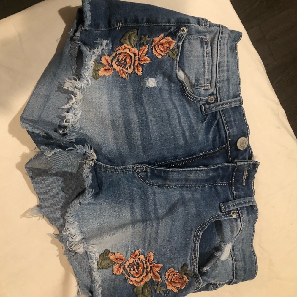 🍑mudd floral embroidered shorts